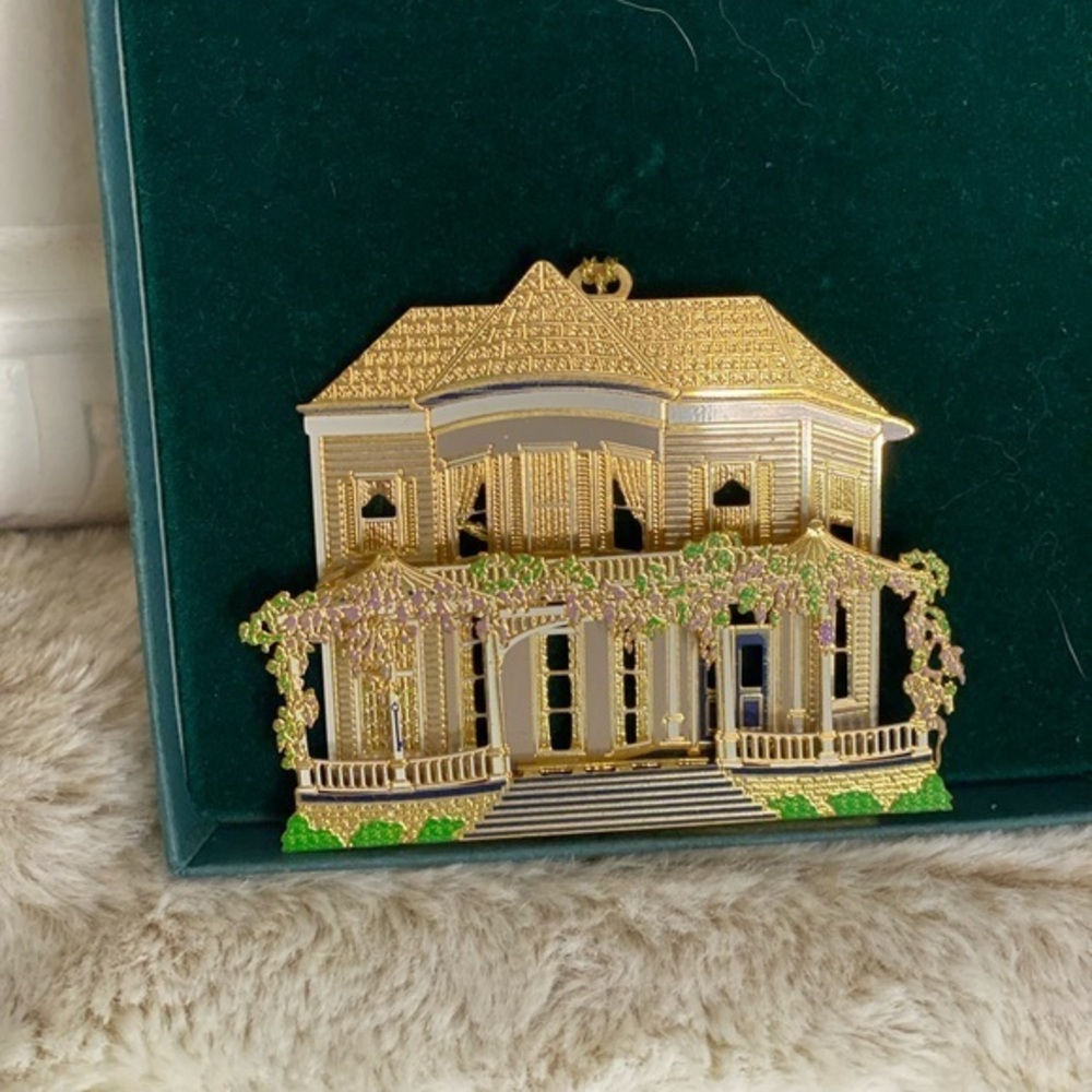 🌸ST5.5 - Sheila’s Collectible Ornament - Chestnut House🌸(STRG)
